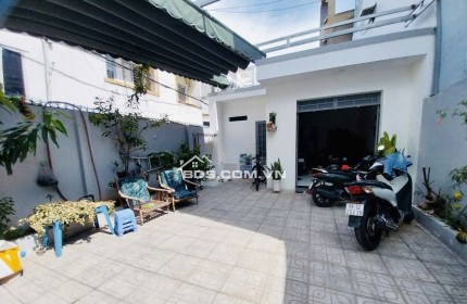 Giảm sốc 500tr !!! Chỉ còn 6tỷ2, Nhà C4 SHR, diện tích khủng 117m2,  1/ Nguyễn Văn Quá cách mặt tiền 50m, HXH tránh nhau, Ô tô Ngủ Sân